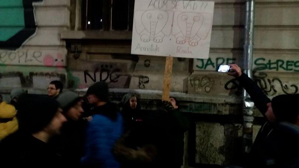 ce canta oamenii care protesteaza in bucuresti