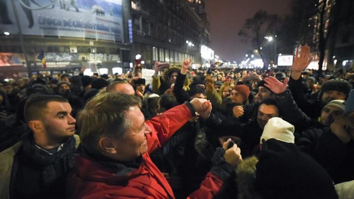 Ce strigau oamenii în timp ce Klaus Iohannis era în mijlocul lor, în Piața Universității