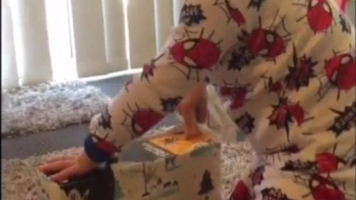 era extrem de incantat cand si a deschis cadoul de craciun cateva clipe mai tarziu baietelul urla