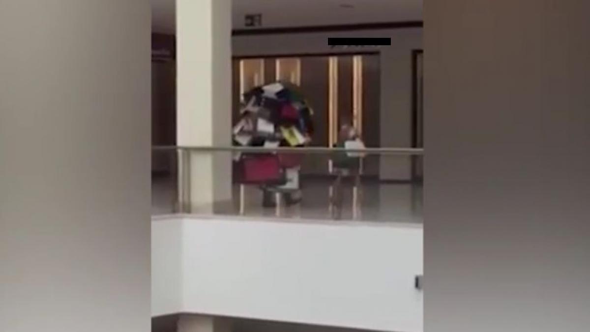 imaginile care au isterizat internetul cum a fost filmat un barbat iesit la cumparaturi in mall cu