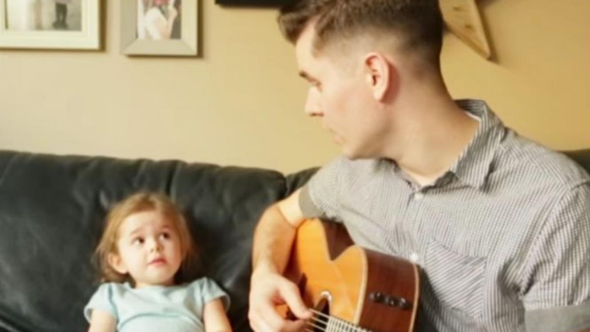 tatal incepe sa cante la chitara dar ce face micuta e ireal