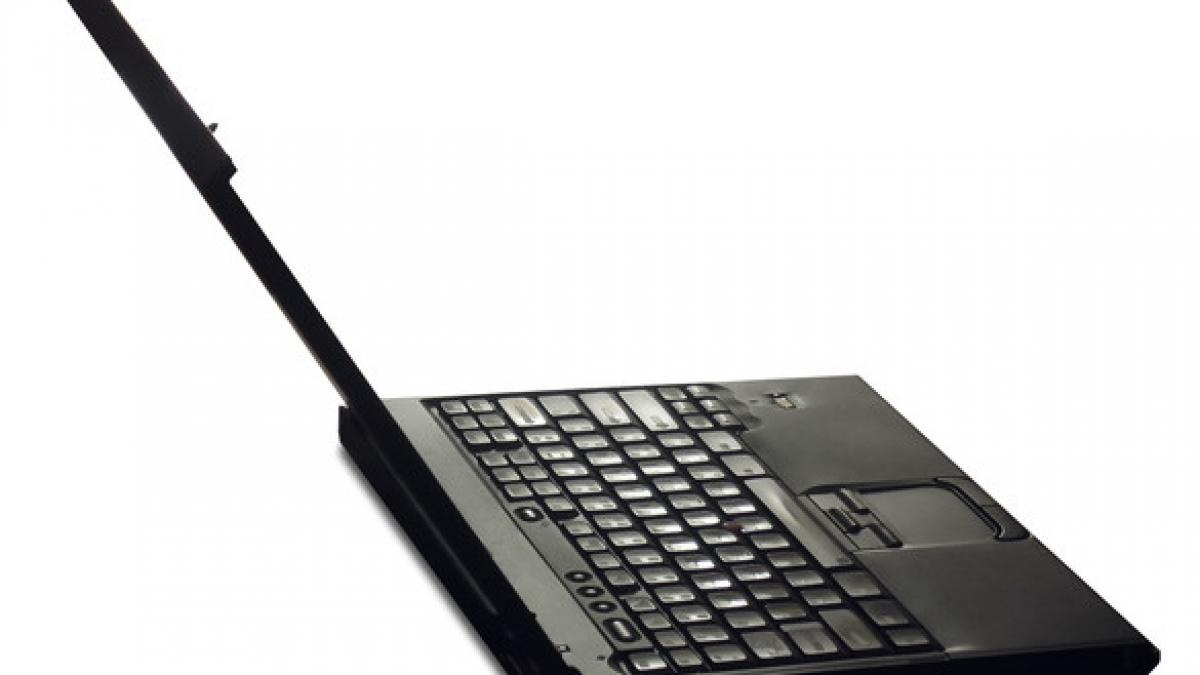 a cumparat un laptop fabricat in 1996 cand s a uitat in arhiva a avut un soc