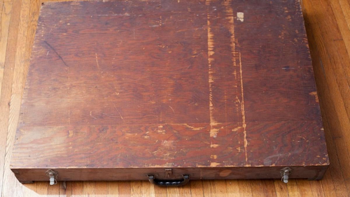 a gasit o cutie veche de lemn intr un cos de gunoi nu se astepta la ce avea sa gaseasca inauntru