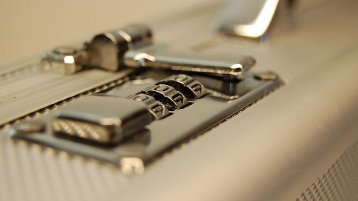 donald trump a primit codurile nucleare poate lansa o racheta sau o mie de rachete nu il poate opri