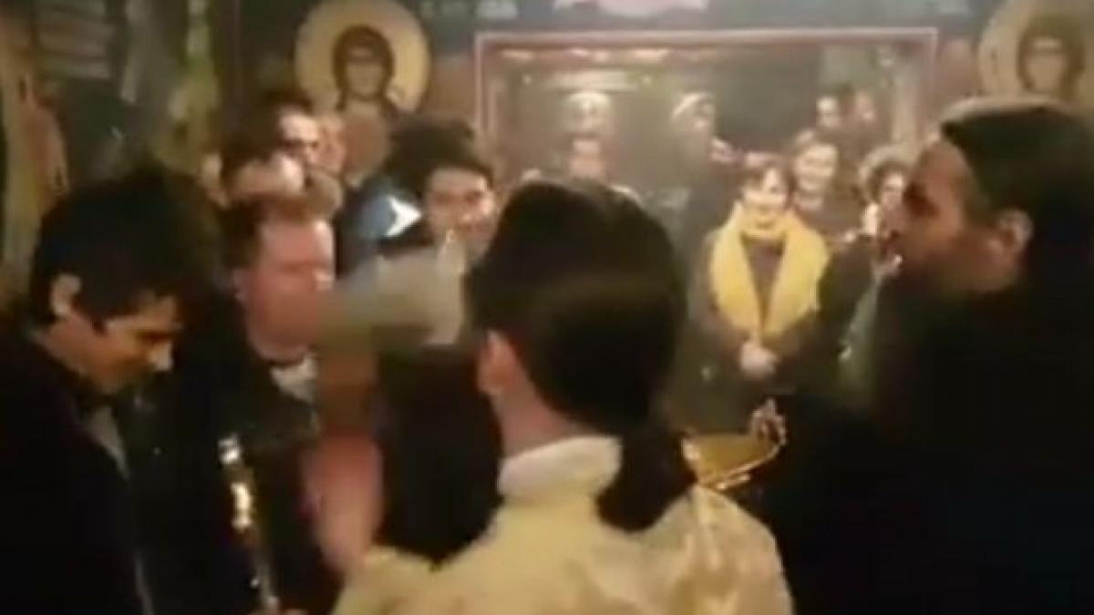 un preot ii ataca pe enoriasi cu apa sfintita cum au reactionat oamenii video