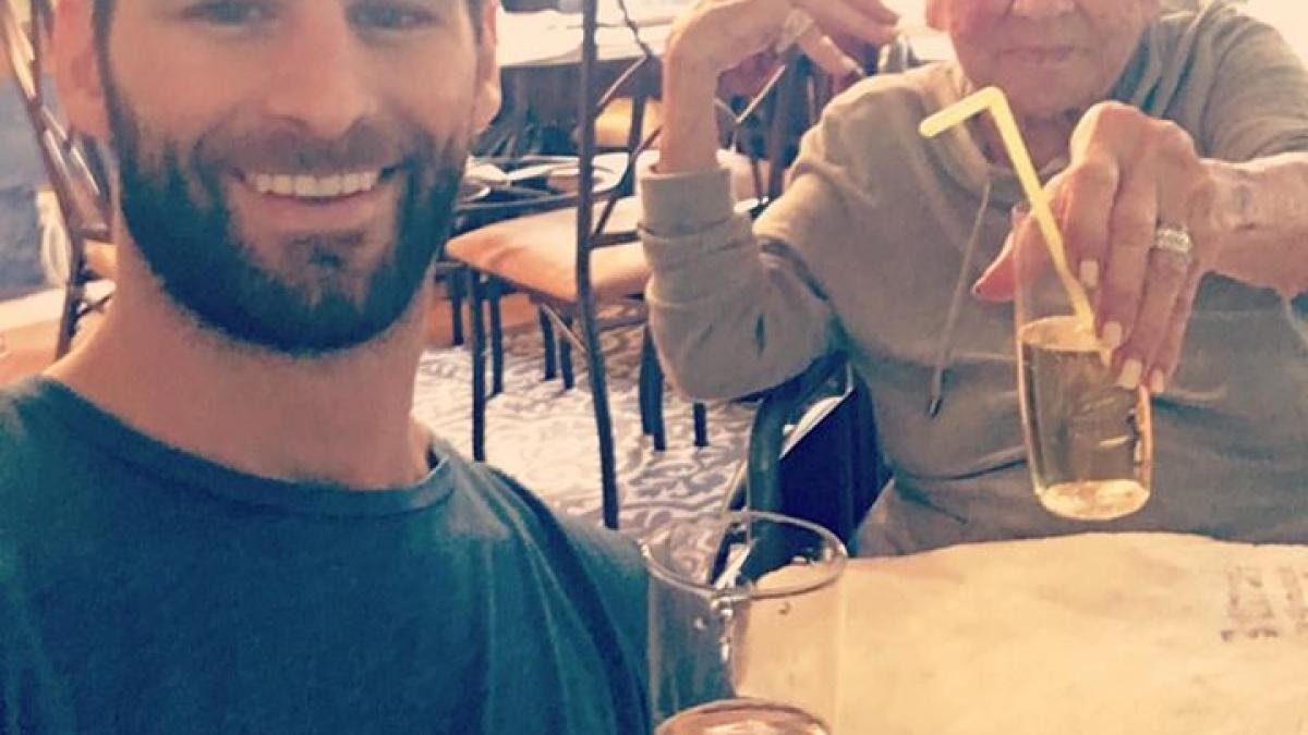 a aflat ca vecina lui de 89 de ani este grav bolnava ce a facut acest tanar mii de oameni in lacrimi