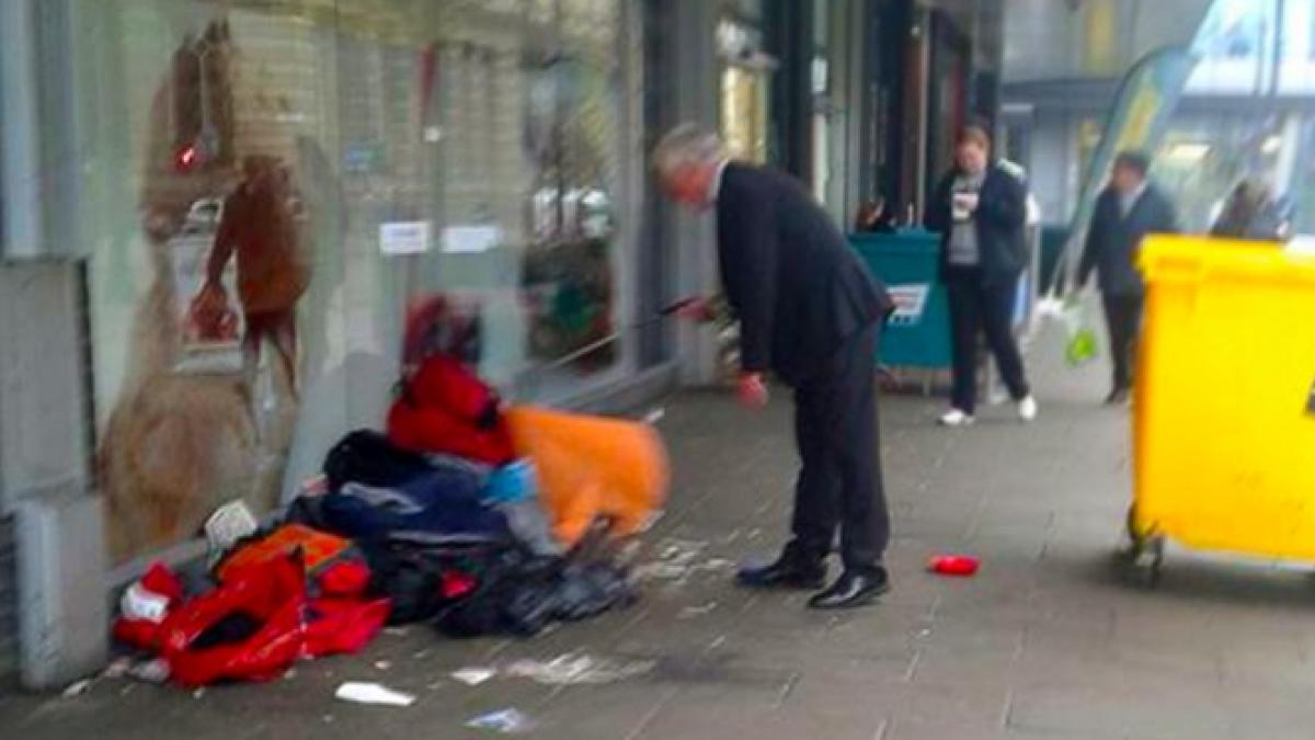 a asteptat ca oamenii strazii sa se duca la toaleta apoi s a apropiat de lucrurile lor si a facut