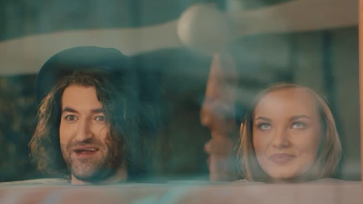 cine sunt fetele din videoclipurile lui smiley