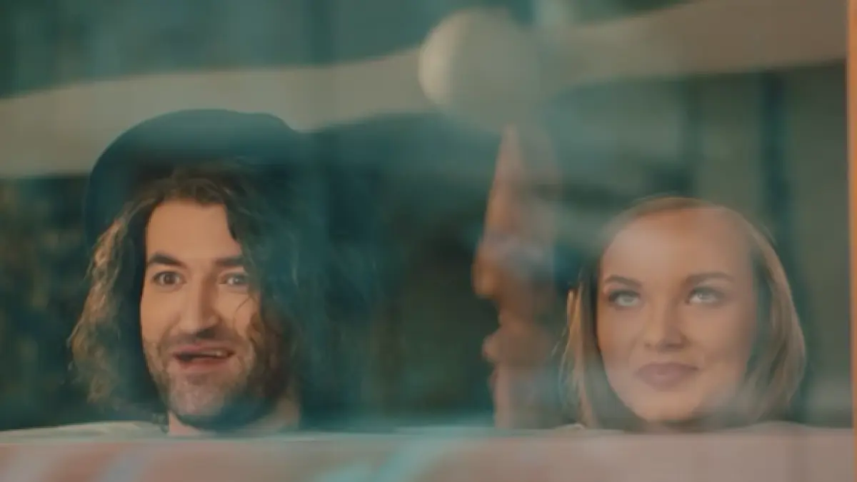 cine sunt fetele din videoclipurile lui smiley