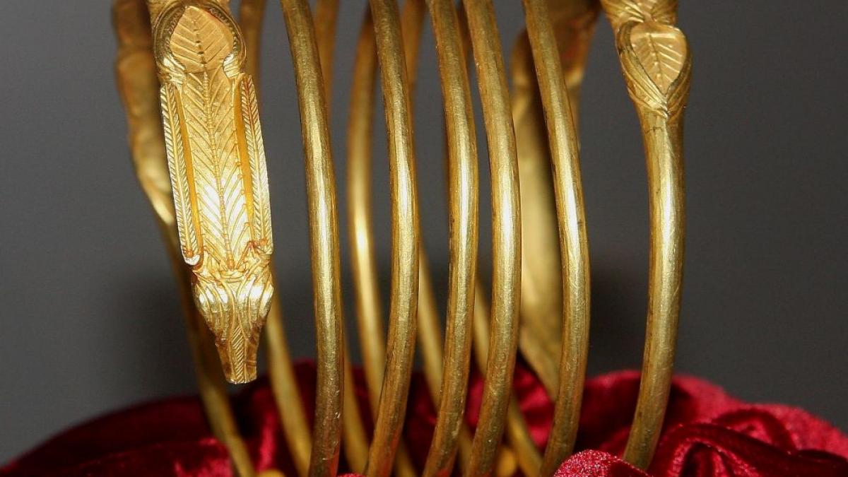 comoara lui decebal un documentar despre bratarile dacice a dezvaluit povestea celui mai mare jaf