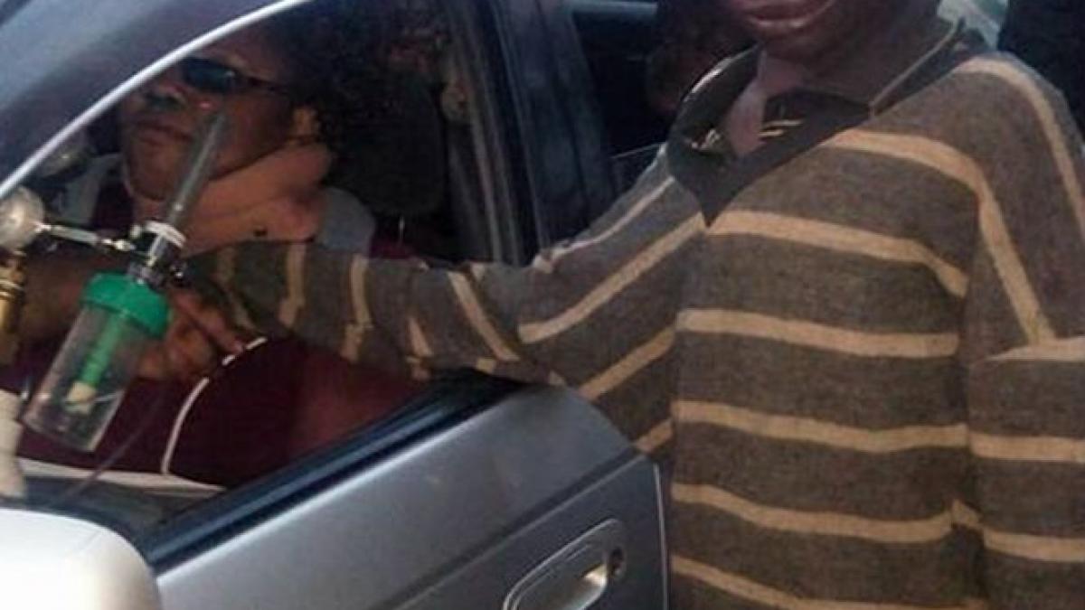 s a apropiat de o masina ca sa cerseasca mancare cand a vazut o pe femeia de la volan a izbucnit in