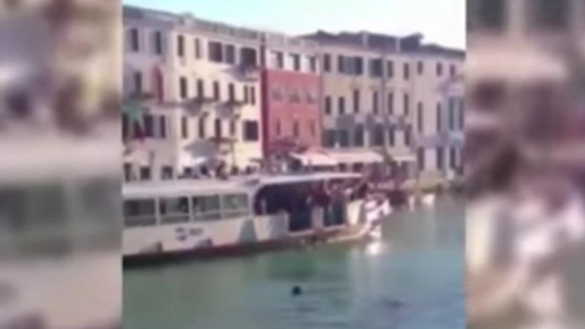 un refugiat african s a inecat in venetia turistii il filmau si faceau remarci rasiste nimeni nu a