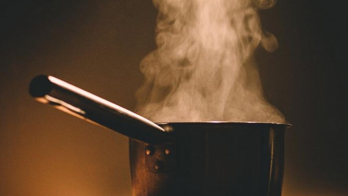 o femeie a murit intoxicata cu fumul de la o oala cu mancare uitata pe aragaz