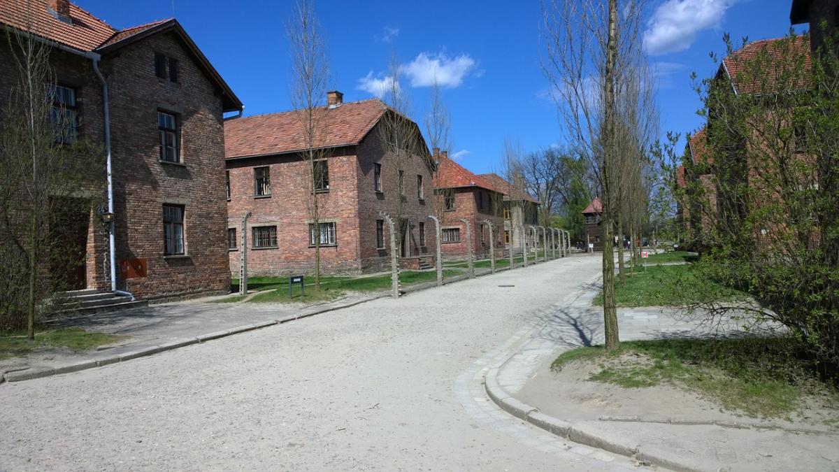 sute de fosti nazisti suspectati de crime de razboi se afla inca in libertate