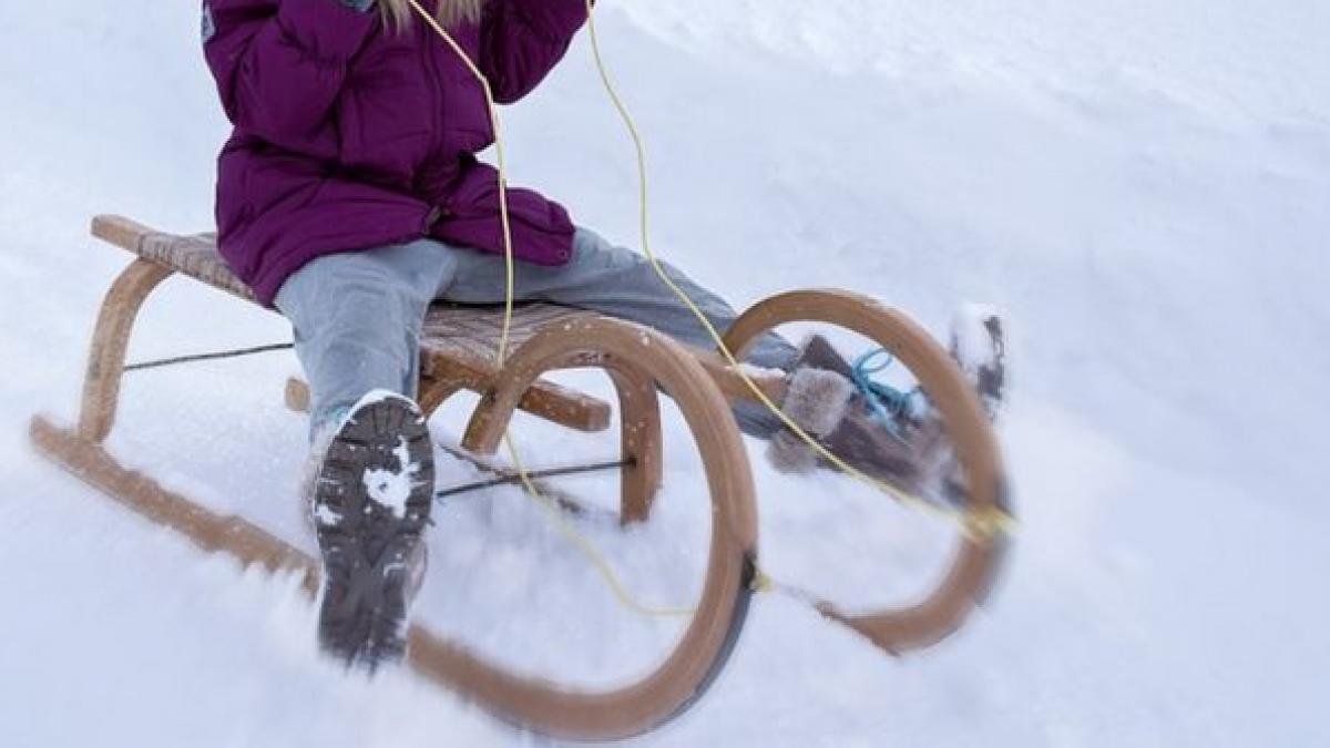 tragedie la sanius o fetita de 12 ani a murit dupa ce a ajuns cu sania intr un stalp