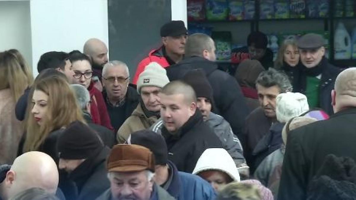 Craiovenii s-au călcat în picioare pentru 20 de lei - VIDEO