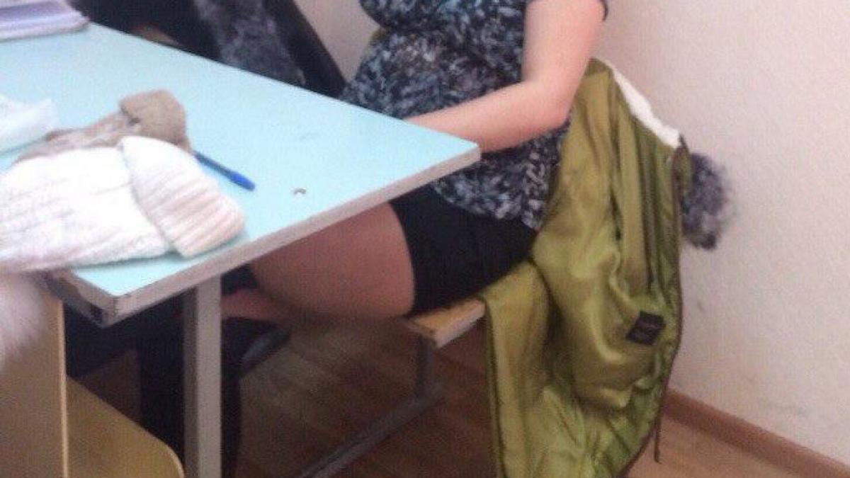 poza pe care o va regreta a fost pozata asa la scoala si a fost exmatriculata instant