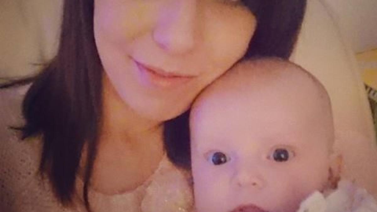 acest bebelus arata perfect normal insa parintii sai ii fac ceva socant pentru a l tine in viata