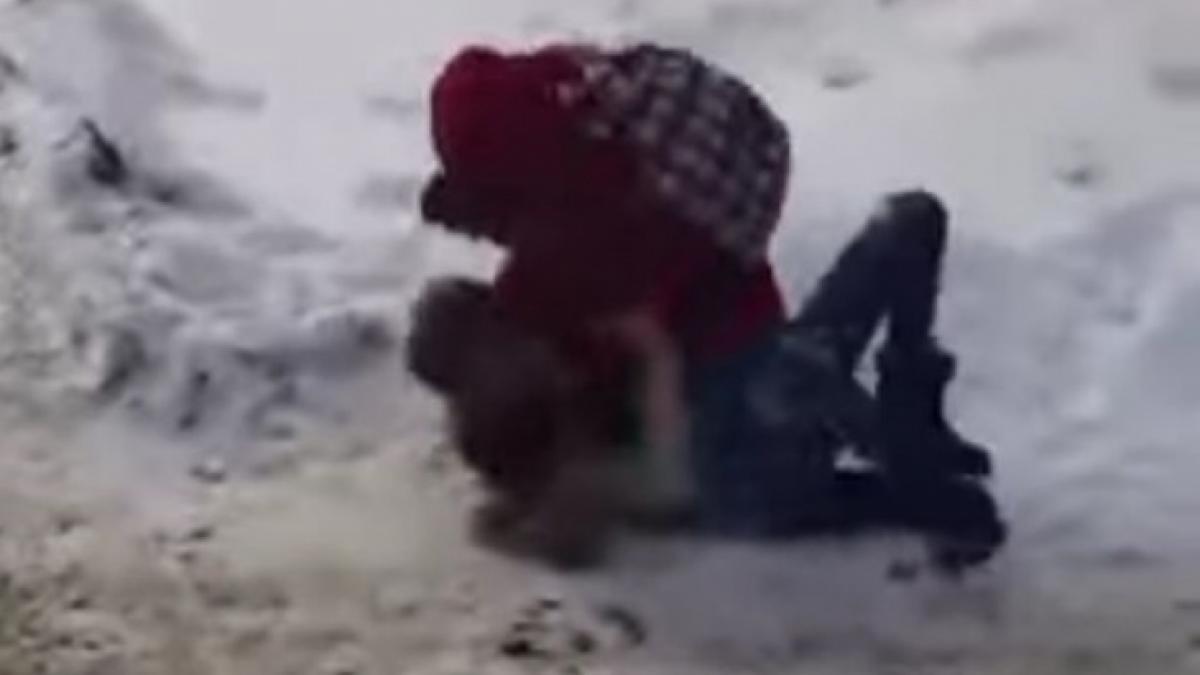 bataie ca n filme intre doua eleve din botosani colegii s au oprit sa filmeze totul dar niciunul