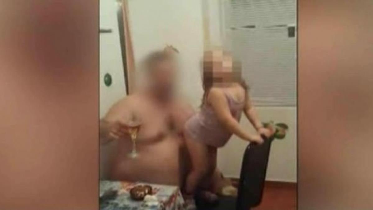 imagini socante in romania ce este pusa o fetita de 3 ani sa faca chiar parintii o indeamna in timp