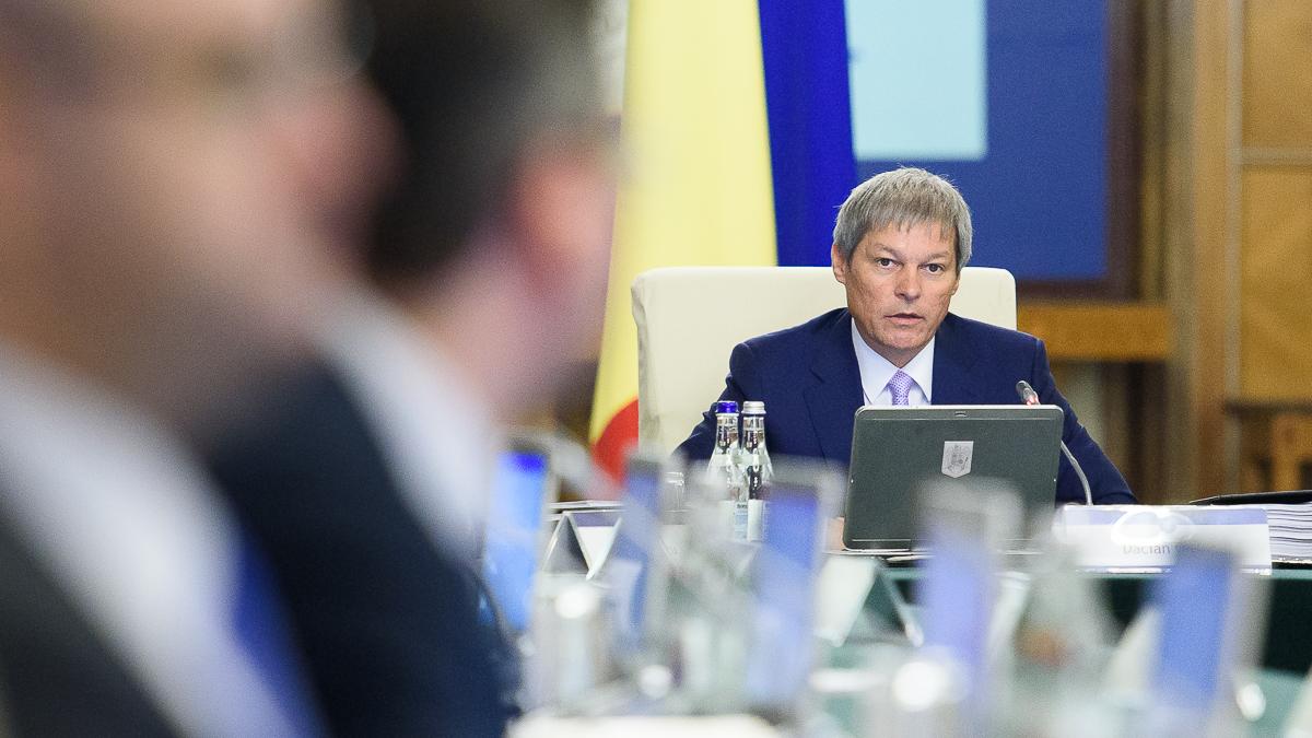 cine sunt ministrii lui ciolos care au participat la protestele de duminica seara fata de gratiere