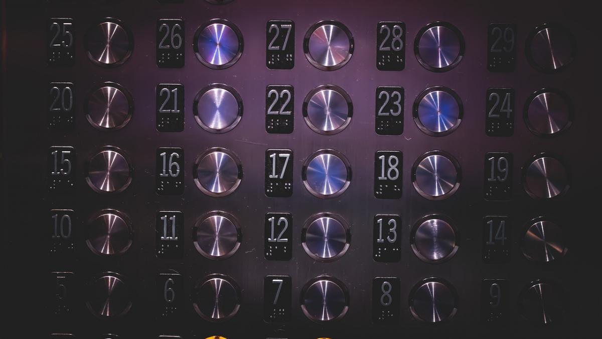 o femeie si a lovit fetita de trei ani cu piciorul ca sa ii salveze viata video