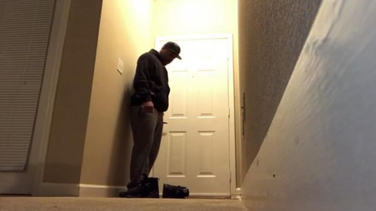 a intrat in casa si a vazut la usa o pereche de adidasi straini furios s a dus direct in dormitor