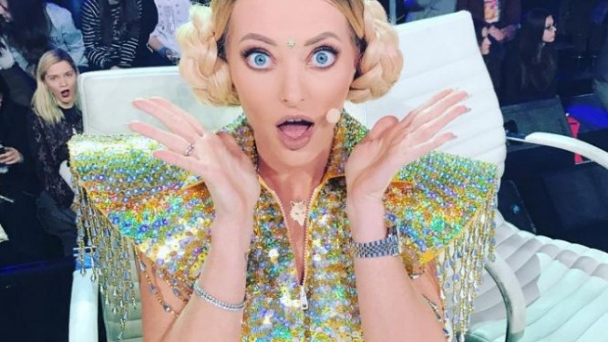 delia spectacol cu politistii de la rutiera