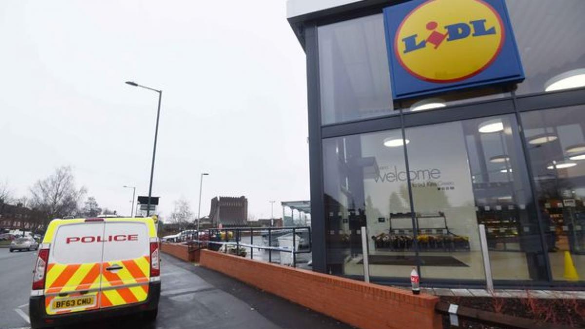 femeie moarta intr o masina in parcarea unui supermarket