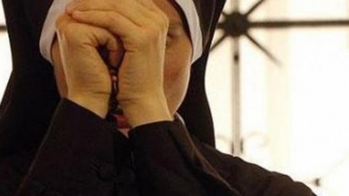 Măicuţele care au refuzat să-l mai pomenească la slujbe pe ÎPS Teofan, pedepsite de mitropolie. Unde au fost trimise ca să ''li se lumineze inima''