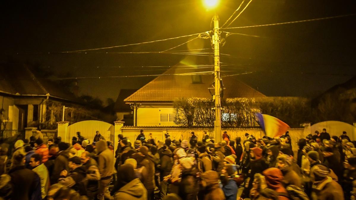ce s a intamplat aseara in fata casei lui klaus iohannis din sibiu foto