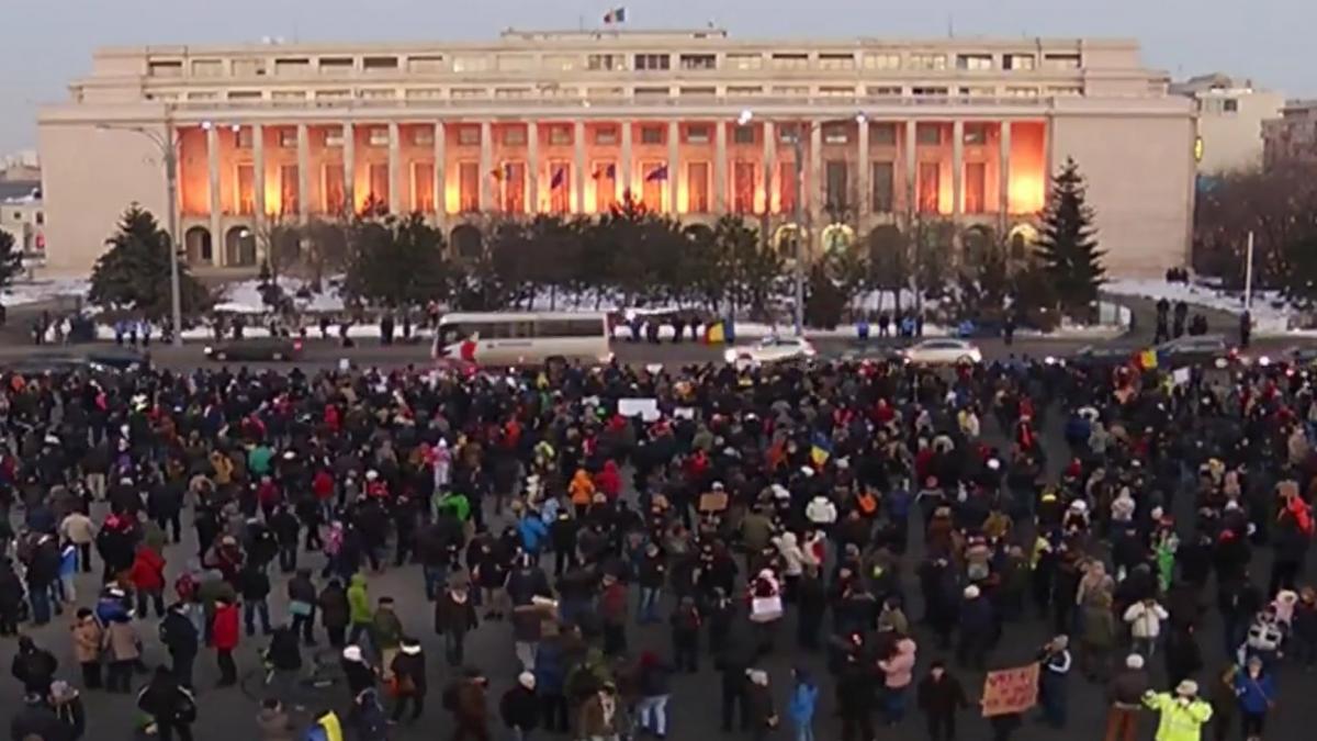 circa 1 000 de persoane s au strans in fata guvernului jandarmeria a luat masuri speciale