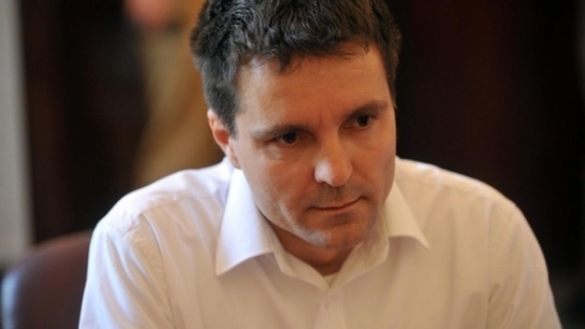 nicusor dan pus la colt de doi parlamentari psd pe holul parlamentului vrei sa ajungem ca ucraina