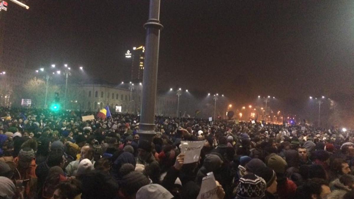 Protest în Piața Guvernului. Mai mulți jurnaliști sunt blocați în Palatul Victoria 