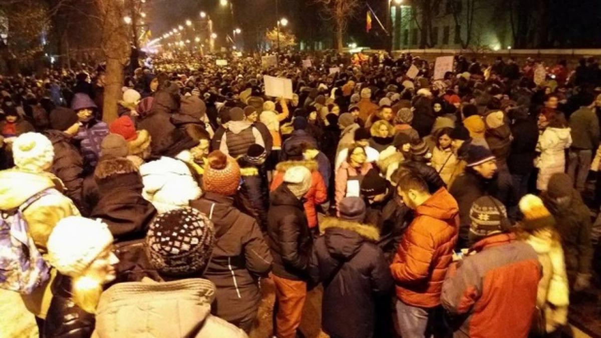 proteste in bucuresti un jandarm a fost surprins intr o ipostaza inedita imaginea a devenit virala