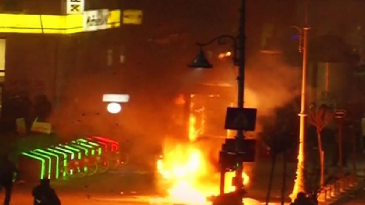 proteste piata victoriei un jandarm si un manifestant raniti in violentele din fata guvernului