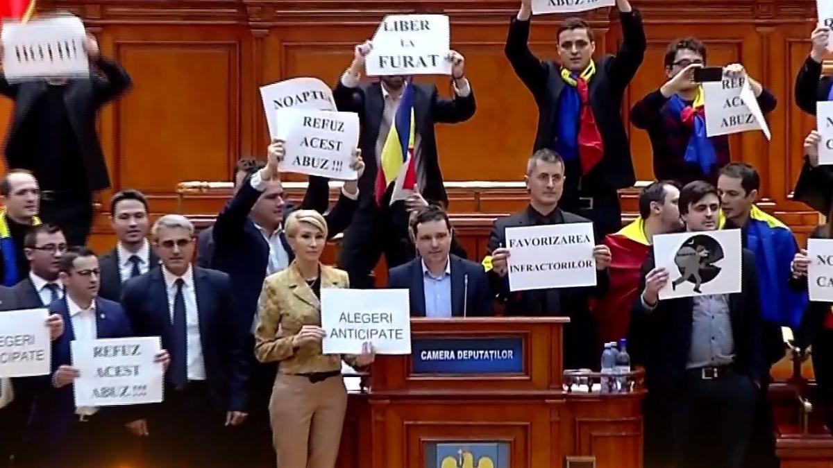 usr si pnl protest in parlament demnitarii cer alegeri anticipate