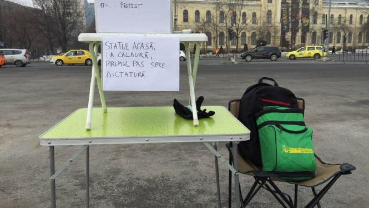 un maratonist cunoscut si a mutat biroul in fata guvernului