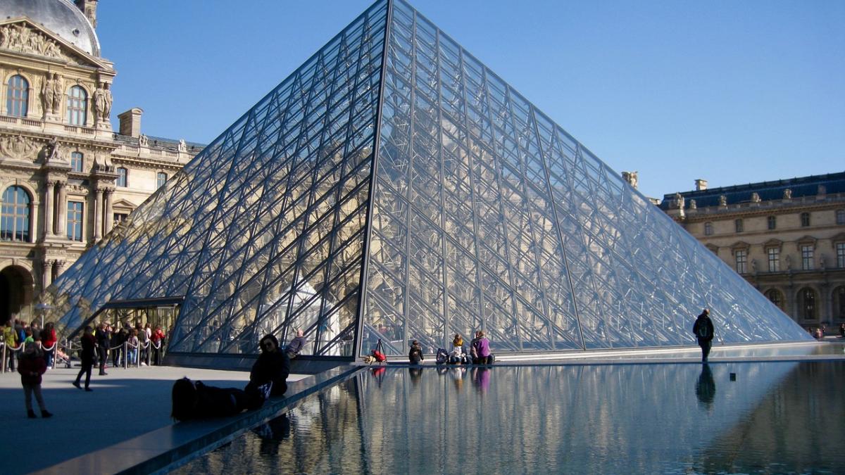 incident armat la muzeul luvru un barbat a incercat sa intre in muzeu cu o valiza si un cutit