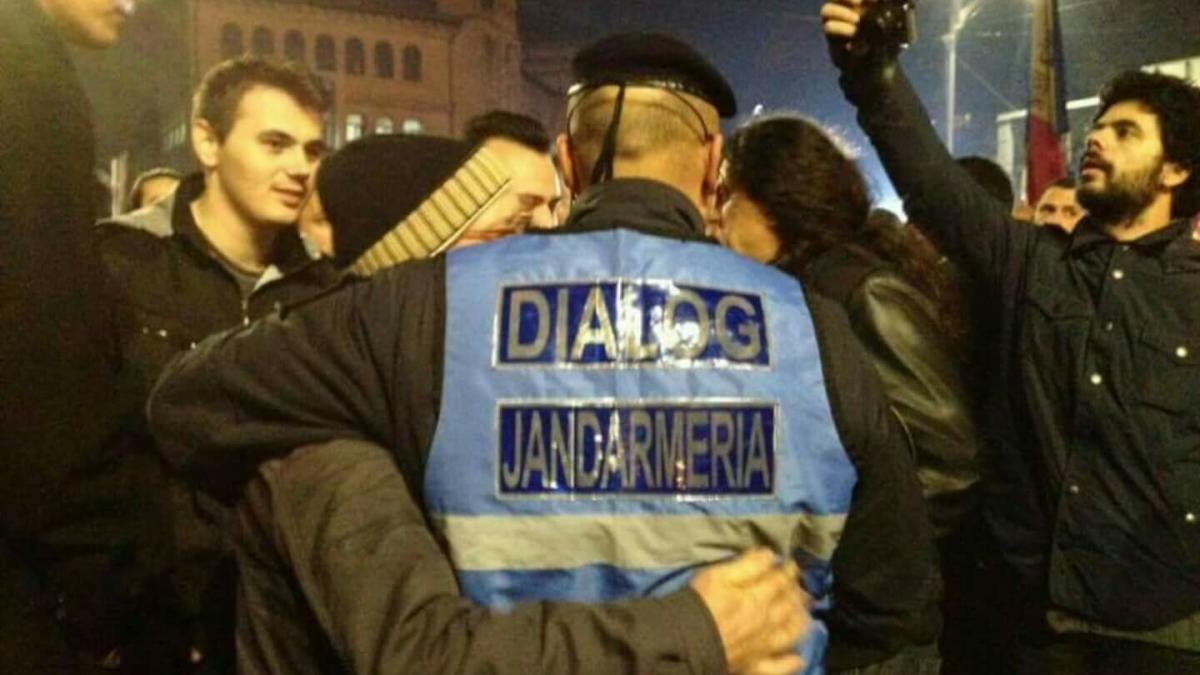 mesajul unui jandarm prezent la proteste a impresionat mii de oameni ce a spus