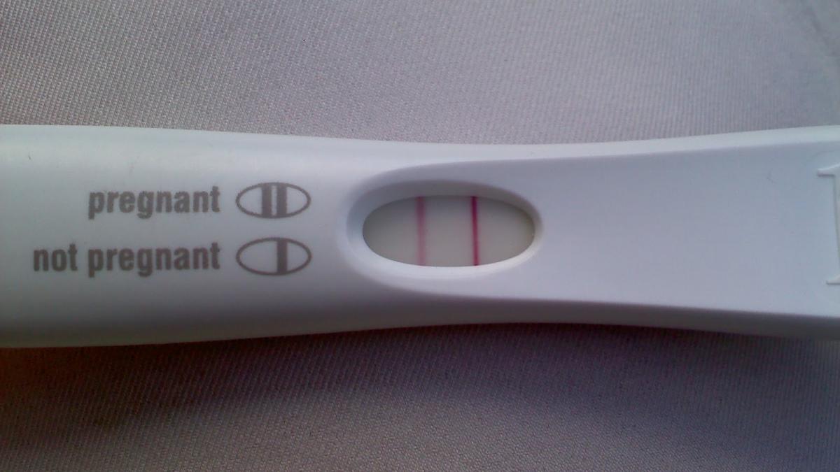 un barbat a facut in gluma un test de sarcina s a amuzat si a pus rezultatul pe internet insa un
