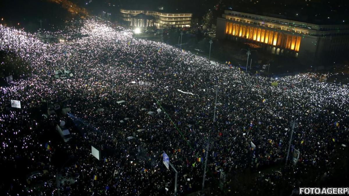 protest la guvern manifestantii au aprins piata victoriei cu ecranele telefonelor mobile si cu