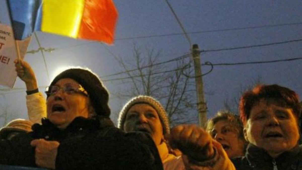 a doua zi de proteste in fata palatului cotroceni oamenii cer demisia presedintelui iohannis