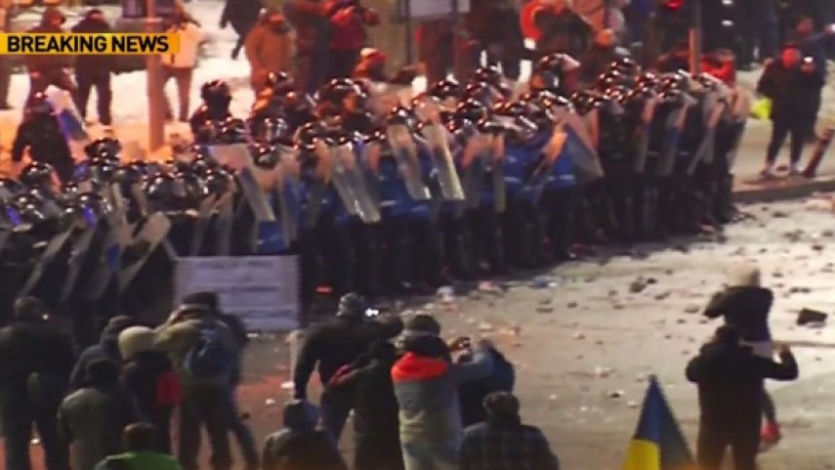 opt persoane urmarite penal pentru ultraj si folosire de obiecte periculoase in cazul violentelor