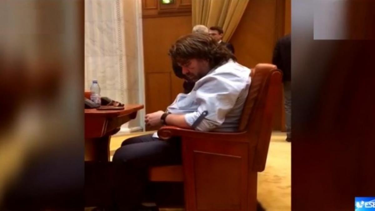 decizia luata de senatorul usr mihai gotiu dupa ce a fost prins dormind in sala de plen