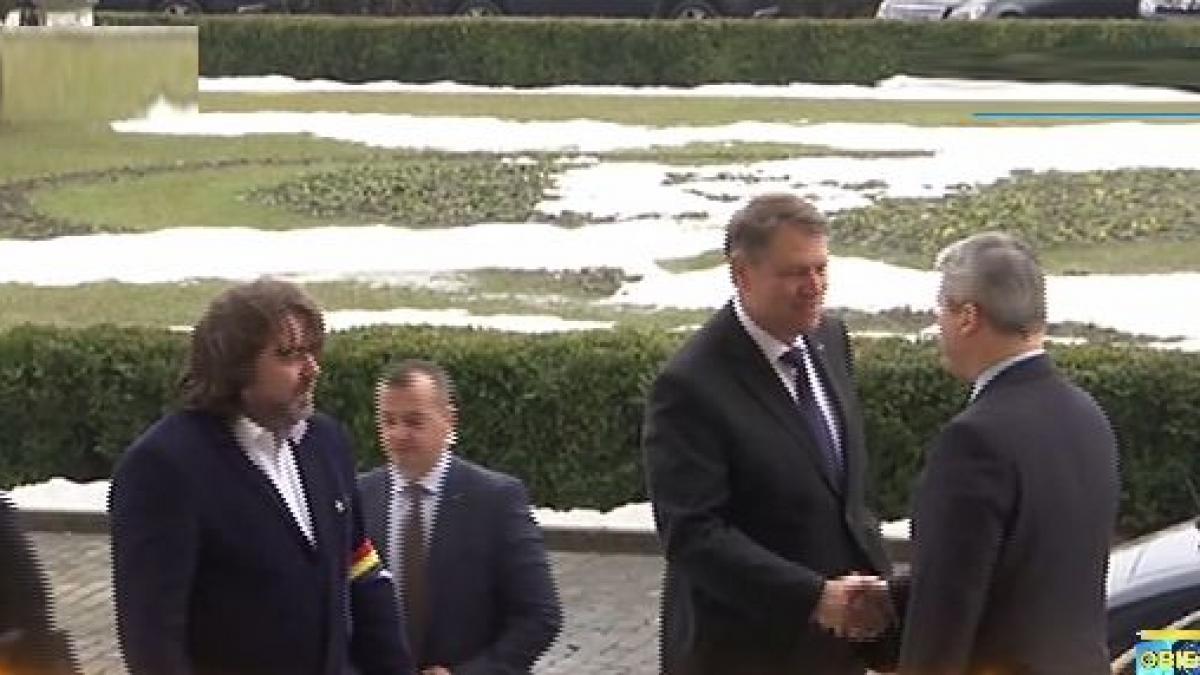 klaus iohannis intampinat la parlament de mihai gotiu si catalin predoiu