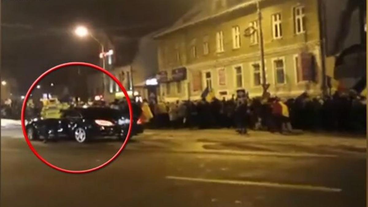 un interlop din sibiu a incercat sa dea cu masina peste doi politisti chiar in timpul protestelor