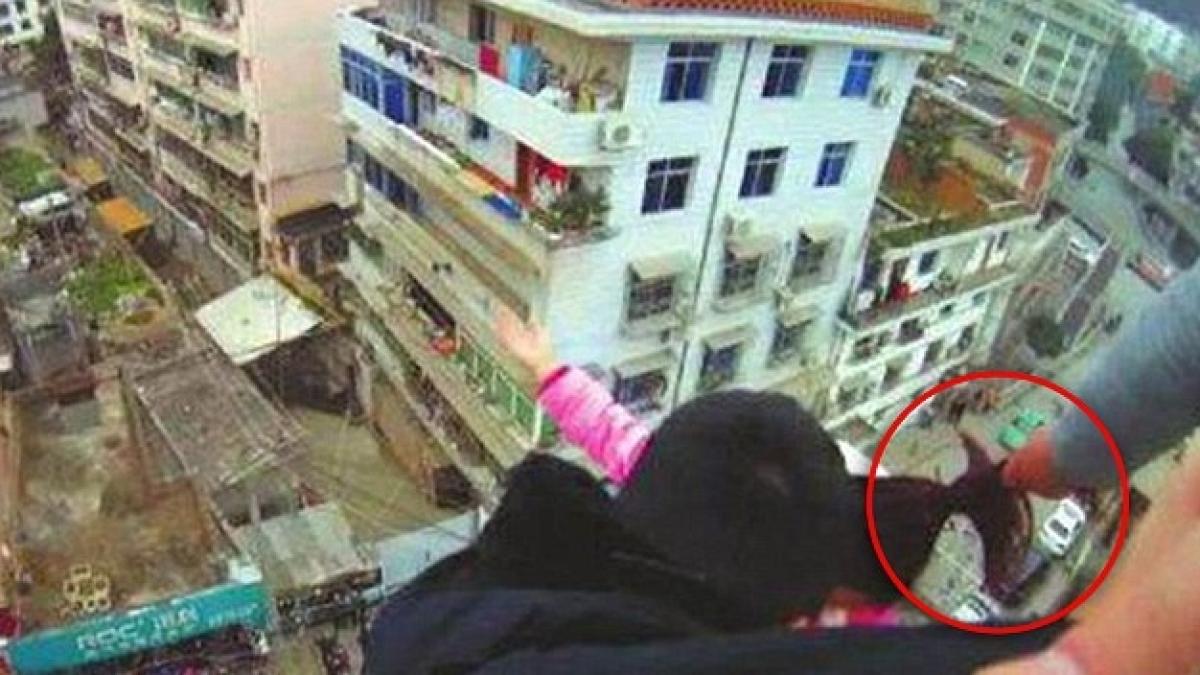 a sarit de la etajul sapte dupa o cearta oribila cu sotul ei e ireal ce a urmat sapte politisti au