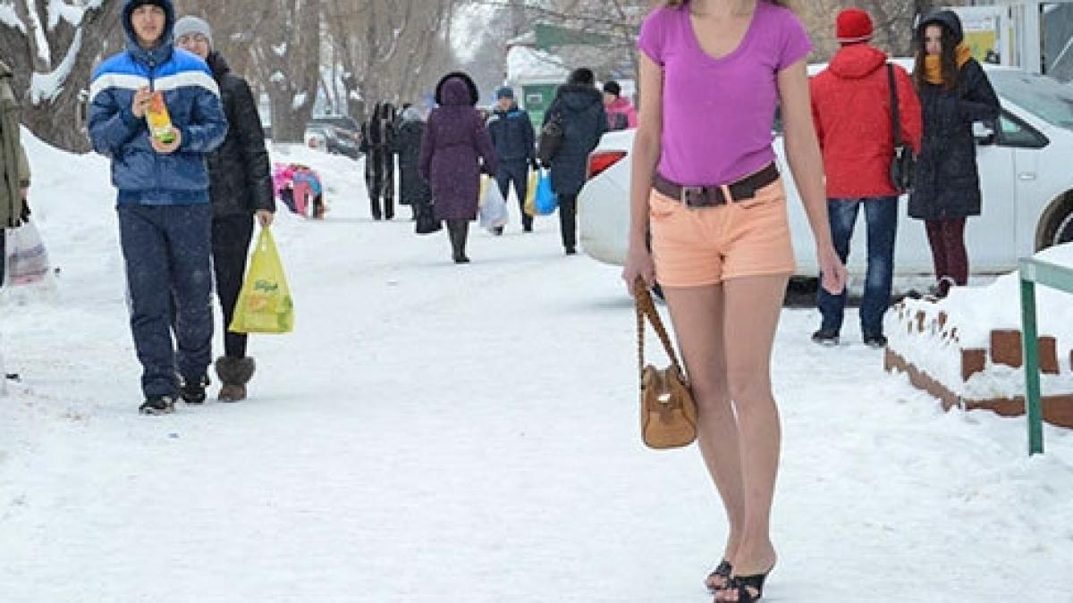 aparitie socanta pe strazi in plina iarna cum a motivat femeia faptul ca a iesit in haine de vara