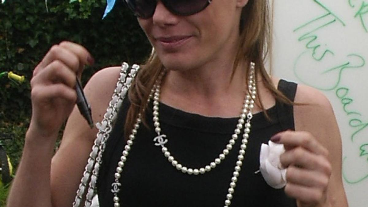 fostul model tara palmer tomkinson a fost gasita moarta in locuinta sa avea doar 45 de ani